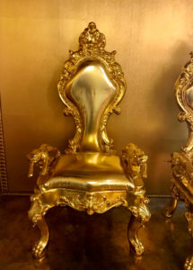 ゴールドの椅子